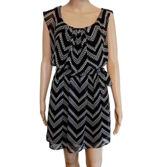 Lily Rose Dress - Picture 2 of 8